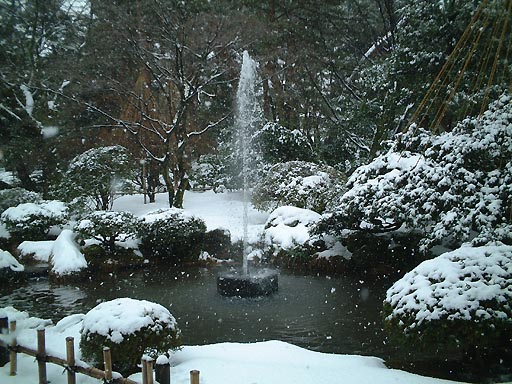 /kenrokuen/gazo512/gazo020106/ken-funsui-snow073.jpg