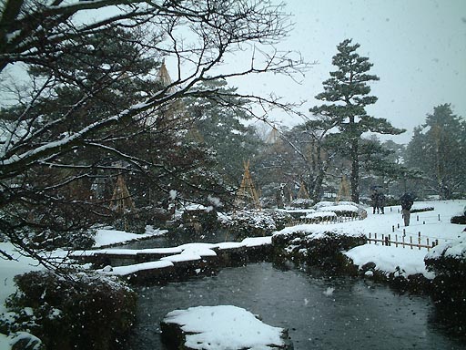 /kenrokuen/gazo512/gazo020106/ken-gankobashi-snow064.jpg