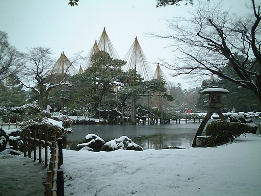 /kenrokuen/gazo512/gazo020106/ken-kotoji-snow048.jpg