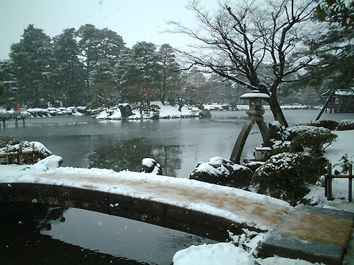 /kenrokuen/gazo512/gazo020106/ken-kotoji-snow051.jpg