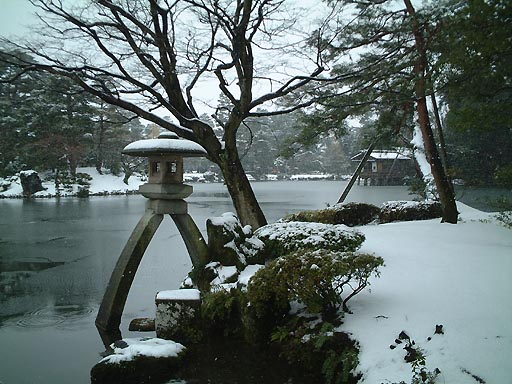 /kenrokuen/gazo512/gazo020106/ken-kotoji-snow056.jpg