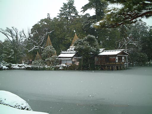 /kenrokuen/gazo512/gazo020106/ken-uchihashitei-snow038.jpg