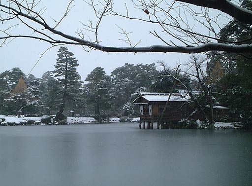 /kenrokuen/gazo512/gazo020106/ken-uchihashitei-snow047.jpg